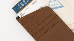 détail protège passeport sur l'endroit pour ranger ses cartes et son billet d'embarquement