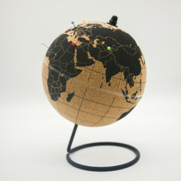 Globe mobile avec punaises