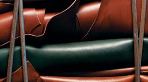Plusieurs morceaux de cuir vegan en PU.