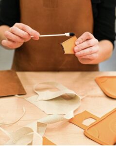 Travail du cuir vegan en PU. Artisanat français.