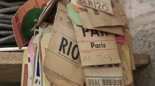 Pleins d'étiquette de voyage qui indique des destinations de voyage