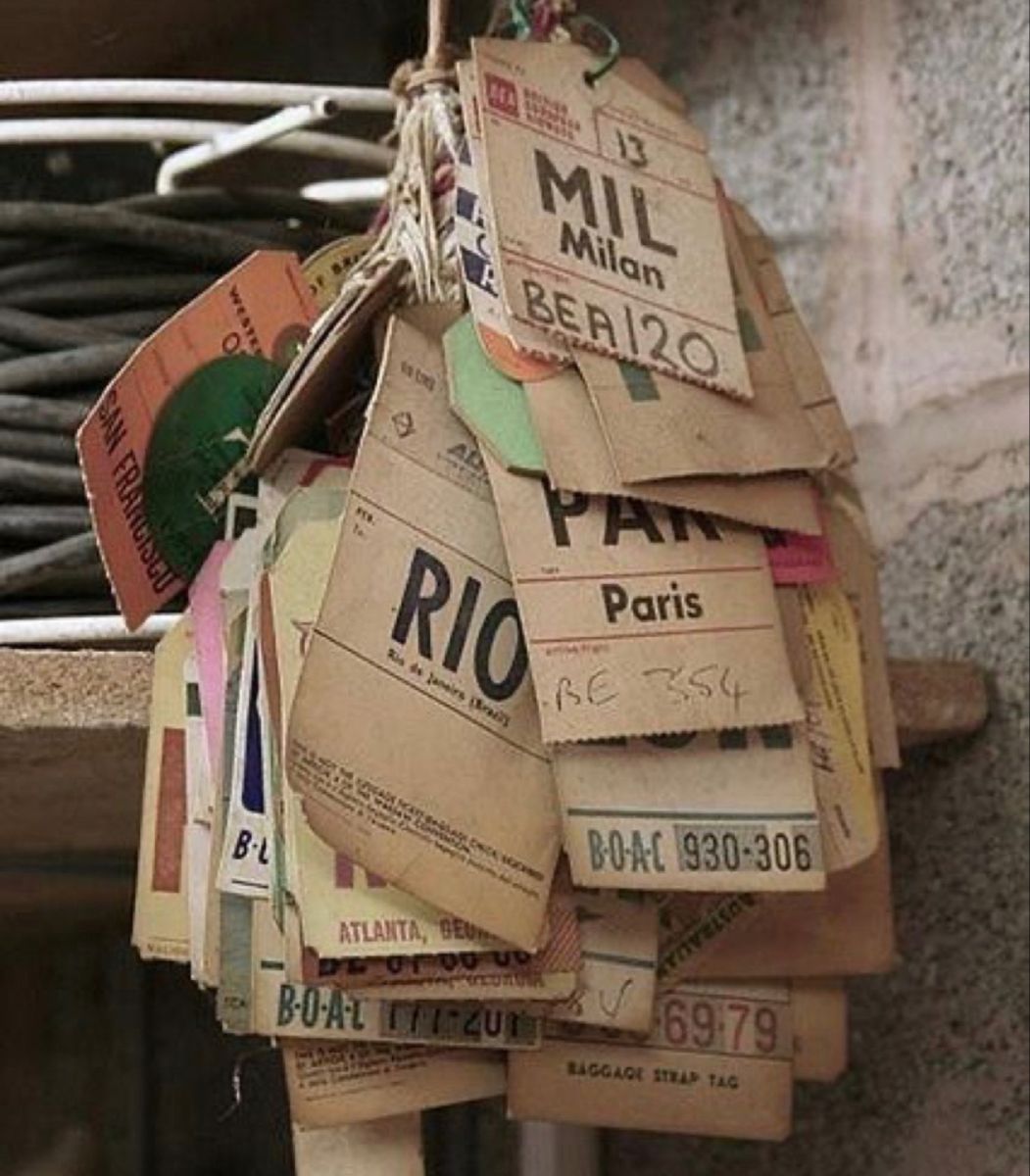 Pleins d'étiquette de voyage qui indique des destinations de voyage