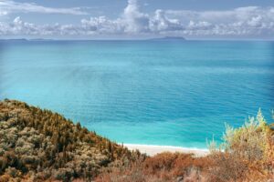 Côte sauvage en Albanie avec l'eau turquoise
