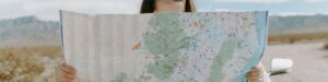 femme qui regarde une carte pendant un voyage