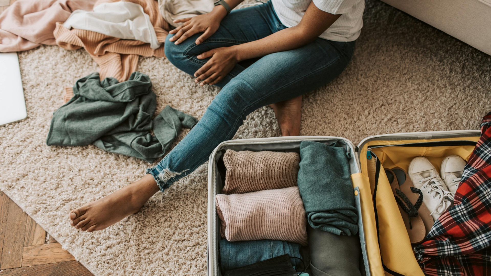 Voyageur préparant sa valise