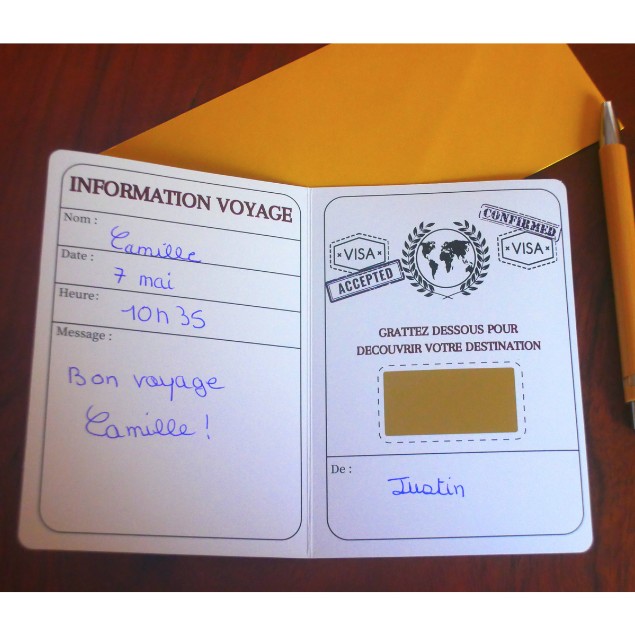 Carte à gratter personnalisable forme passeport, couverture dorée, cadeau idéal pour annonce surprise de voyage ou événement. Sticker -Treizkot