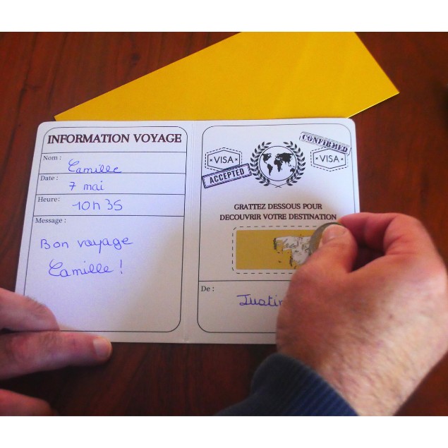 Carte à gratter personnalisable forme passeport, couverture dorée, cadeau idéal pour annonce surprise de voyage ou événement. a gratter -Treizkot