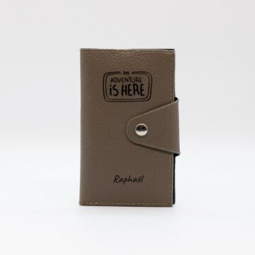 Porte Cartes Personnalisé en cuir végan, fabriquée en France, couleur marron taupe, disponible en plusieurs couleurs - TREIZKOT