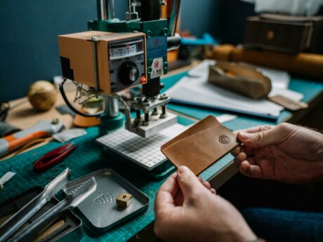 Atelier de maroquinerie et accessoires personnalisés fabriqués en France
