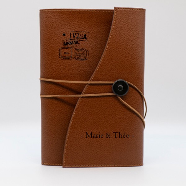 Carnet de voyage personnalisé, avec cahier et stylo éternel, grand choix de couleurs , conçue en cuir végan de haute qualité et fabriquée en France. Unique et élégant, parfait en cadeau. Maroquinerie personnalisée Treizkot