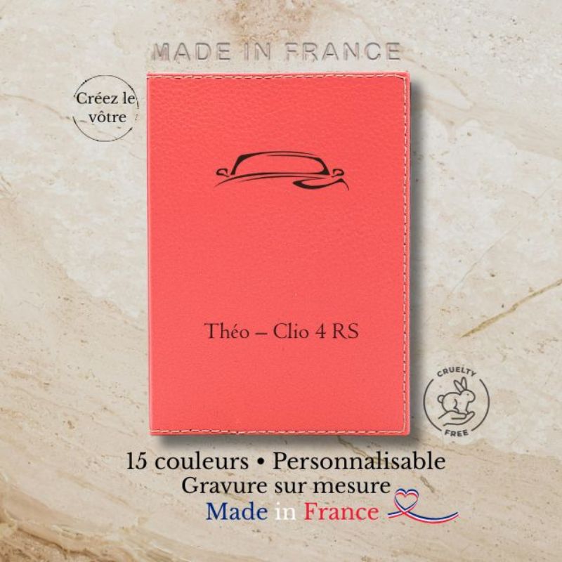 Pochette carte grise personnalisée utilisée comme accessoire de voyage en voiture