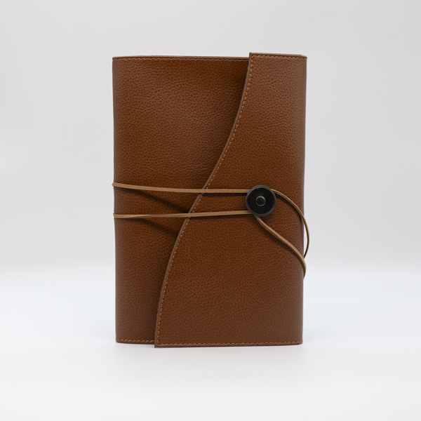 Protège carnet de santé personnalisé en cuir végan avec gravure personnalisée (prénom, date de naissance, message et dessin), fabriqué en France - Treizkot