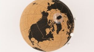 Carte du monde ou globe liège personnalisable pour suivre ses voyages