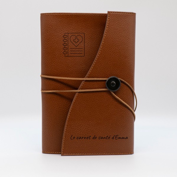 Protège carnet de santé personnalisé marron avec prénom gravé en cuir végan