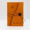 Protège carnet de santé orange personnalisé avec prénom et gravure en cuir végan
