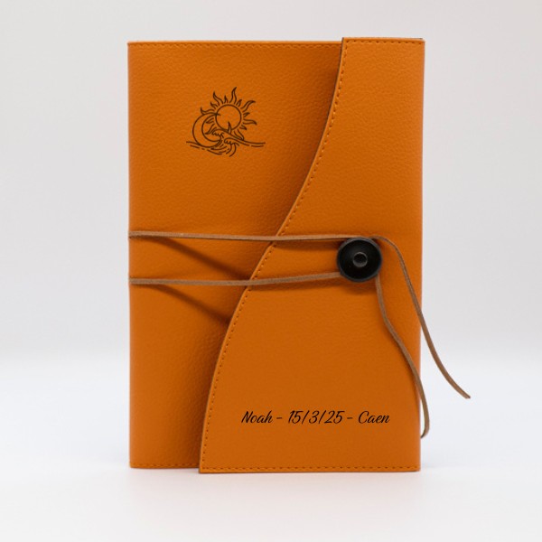 Protège carnet de santé orange personnalisé avec prénom et gravure en cuir végan