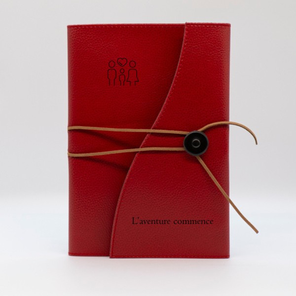 Protège carnet de santé rouge avec motif et texte gravés