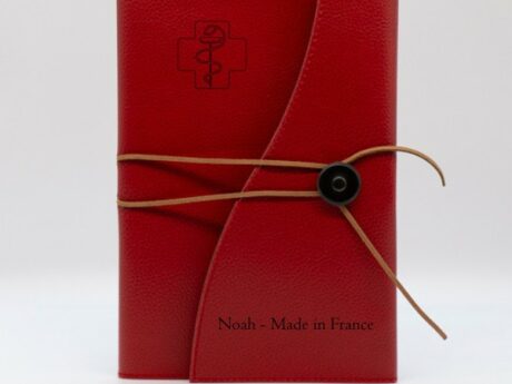 Protège carnet de santé rouge avec prénom gravé personnalisé