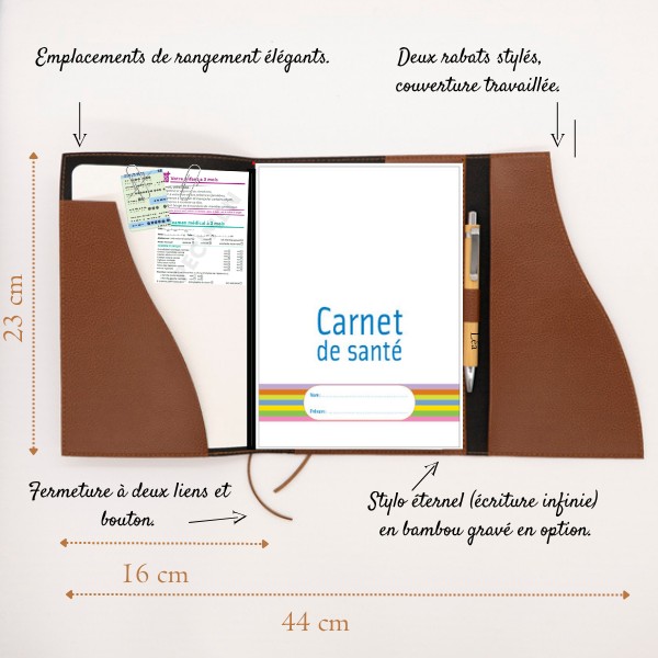 Protège carnet de santé personnalisé ouvert avec dimensions, carnet de santé et stylo gravé