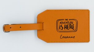 Étiquette bagage personnalisée orange avec dessin et texte gravés