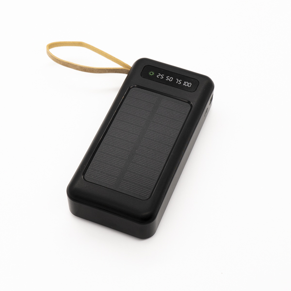 Batterie externe solaire 20000mAh haute capacité en cours d'utilisation avec ses câbles détachables universels pour recharger plusieurs smartphones et tablettes.