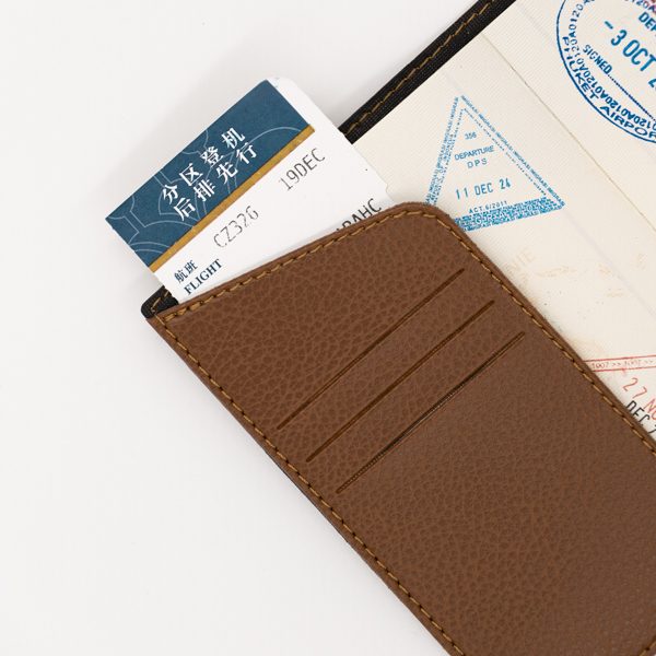 PP 8 détail protège passeport sur l'endroit pour ranger ses cartes et son billet d'embarquement